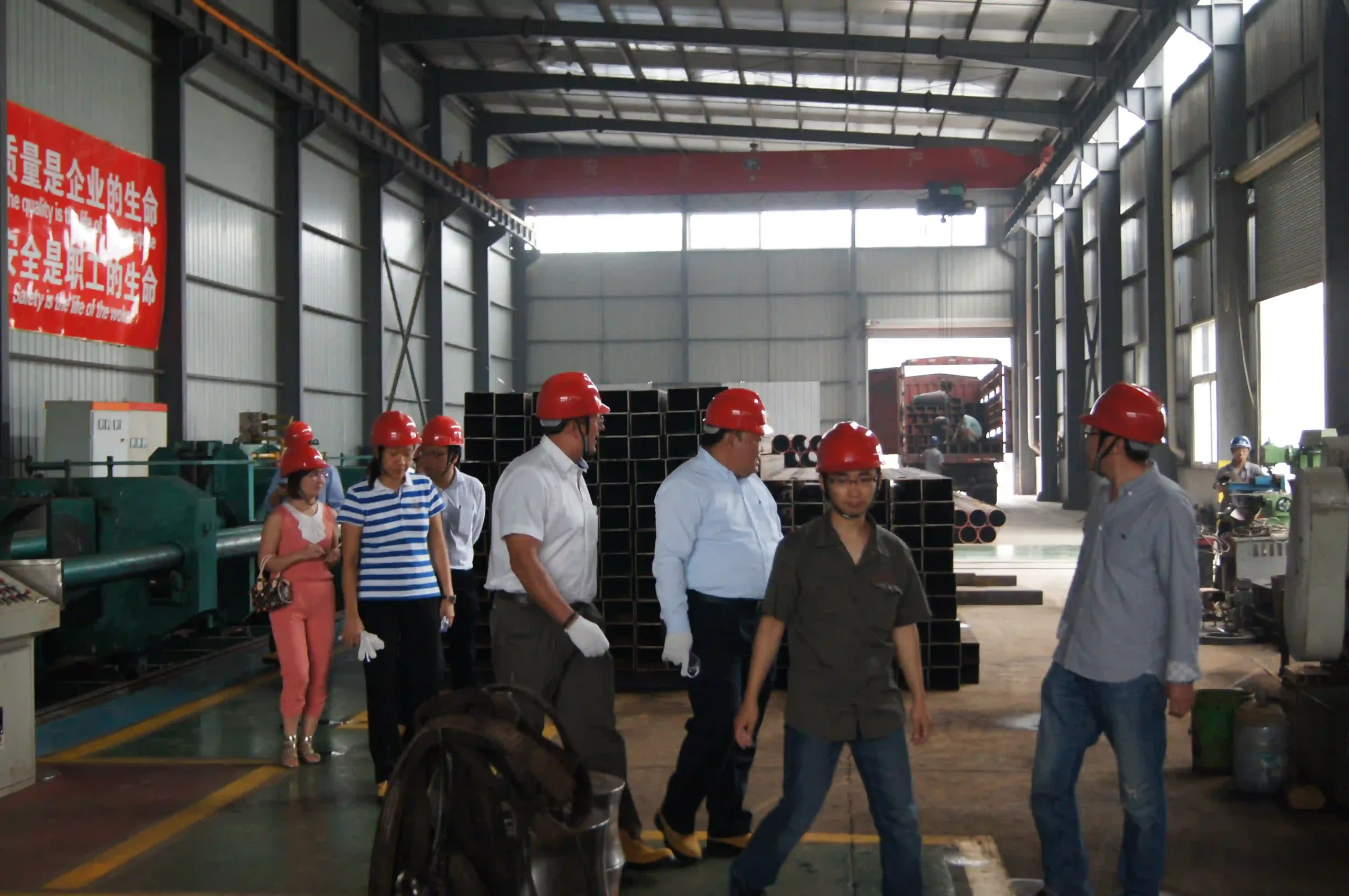 XJY Plate sales engineers discussing a plate specification with overseas customers