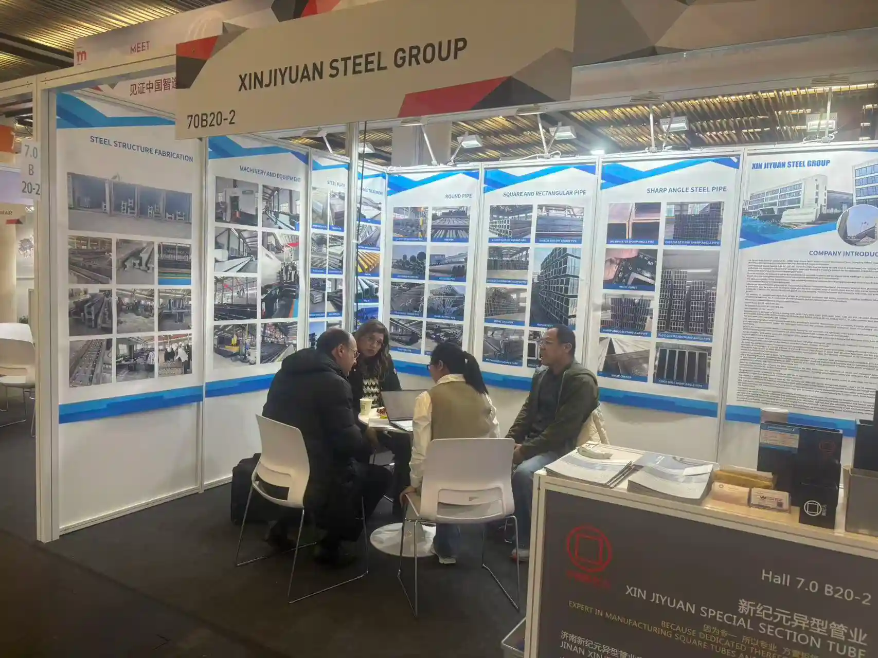 Buyers reviewing plate specification catalogues at the XJY Plate trade fair stand